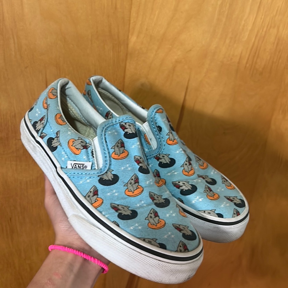 Children’s shark vans size 2